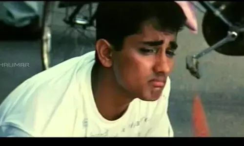 கோவக்கார சித்தார்த்தின் வெறிபிடித்த ட்விட் ! - வறுத்தெடுக்கும் நெட்டிசன்கள் !