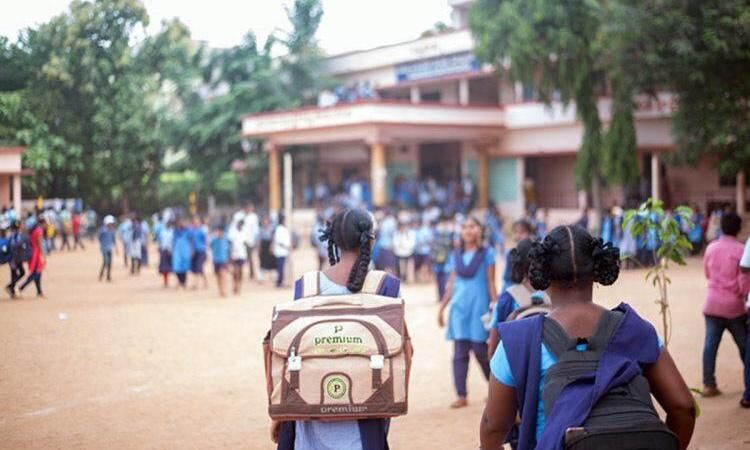 அதிரடி அறிவிப்பு : 1 முதல் 8ம் வகுப்பு வரையிலான மாணவர்களுக்கு பள்ளிகள் திறப்பது குறித்து !