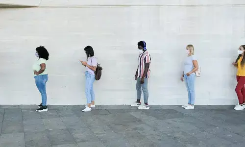 சமூக இடைவெளி மூலம் வைரஸை தடுக்க முடியாதாம் ! வெளியான ஆய்வு முடிவு !