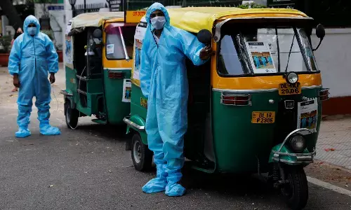 இல்லாத நிலையிலும் கொரோனா தடுப்பூசி !இயக்கத்திற்கு பங்களிக்கும் பெண் டிரைவர் !