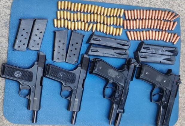 புல்வாமா: பயங்கரவாதிகள் பதுக்கிய ஆயுதங்கள் பறிமுதல் செய்த ராணுவம் !