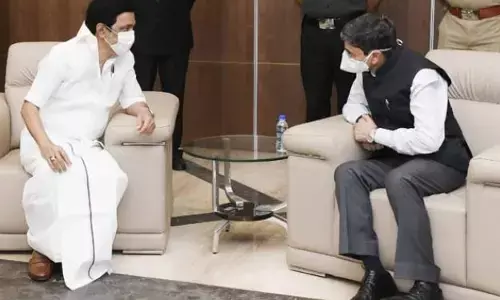 சென்னை விமான நிலையத்தில் தமிழக ஆளுநர் ரவியை வரவேற்ற முதலமைச்சர் ஸ்டாலின் !