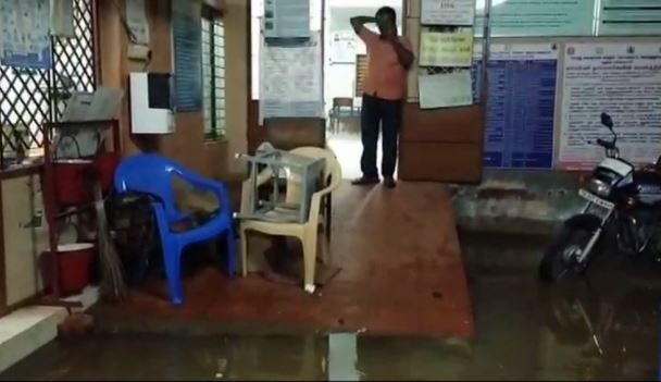 மதுரை: ஆரம்ப சுகாதார நிலையத்தில் புகுந்த மழைநீர்! நோயாளிகள் கடும் அவதி !