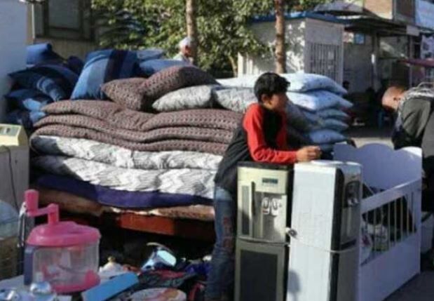 பட்டினியால் வாடும் குழந்தைகள் ! வீட்டு உபயோகப் பொருட்களை விற்கும் நிலைக்கு தள்ளப்பட்ட ஆப்கான் மக்கள் !