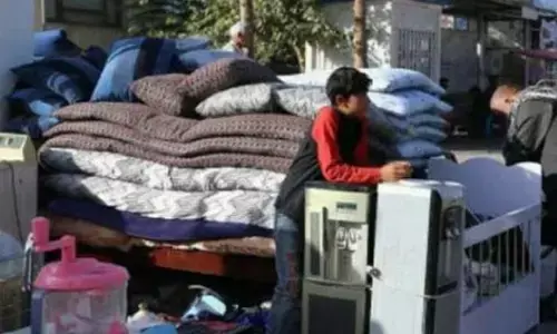 பட்டினியால் வாடும் குழந்தைகள் ! வீட்டு உபயோகப் பொருட்களை விற்கும் நிலைக்கு தள்ளப்பட்ட ஆப்கான் மக்கள் !