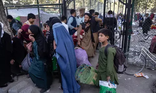 ஆப்கான்: சாமானிய மக்கள் வீதிகளில் சொந்த வீட்டு பொருட்களை விற்கும் அவலம் !