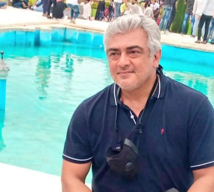 சமூக வலைதளங்களை ஆக்கிரமித்த தல புகைப்படங்கள் !