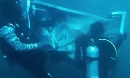 புதுச்சேரி: கடலுக்கடியில் யானை போஸ்டர் ! அசத்தும் அருண் விஜய் ரசிகர்கள் !