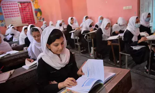 ஆப்கானிய மாணவிகள் பள்ளிக்கு வர தடை ! - தலிபான்கள் அரசு உத்தரவு !