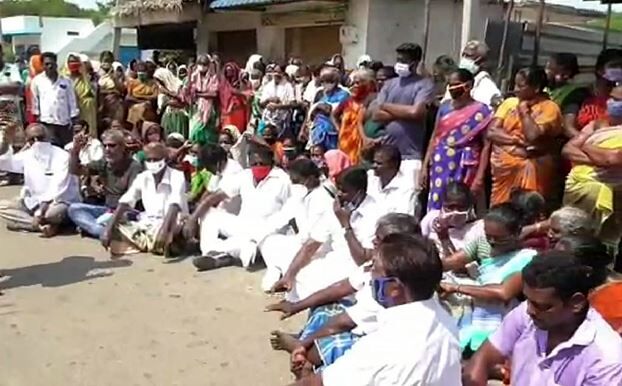 திருத்தணியில் டாஸ்மாக் கடைக்கு எதிர்ப்பு! போராட்டத்தில் ஈடுபட்ட பெண்கள்!