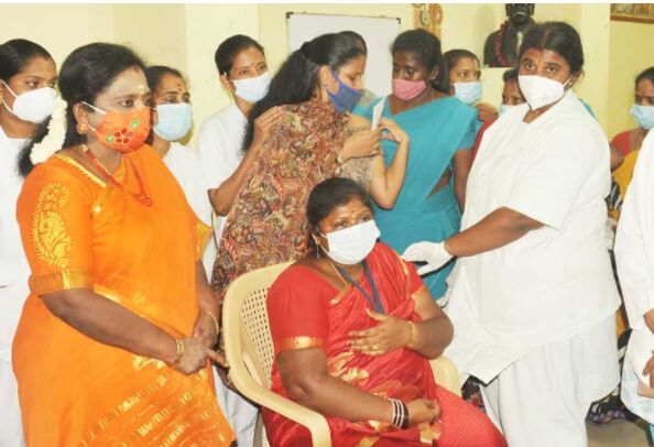 அரசியலை தாண்டி ஒவ்வொரு வீட்டுக்கும் தடுப்பூசி போடும் திட்டத்தை எம்.எல்.ஏ.க்கள் எடுத்து செல்ல வேண்டும்! ஆளுநர் தமிழிசை அதிரடி!