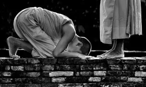 ஆசி வாங்கும் போதும், ஆசி வழங்கும் போதும் இருவருக்கும் இடையில் ஒருவித ஆற்றல் வளையம் உருவாகிறது !