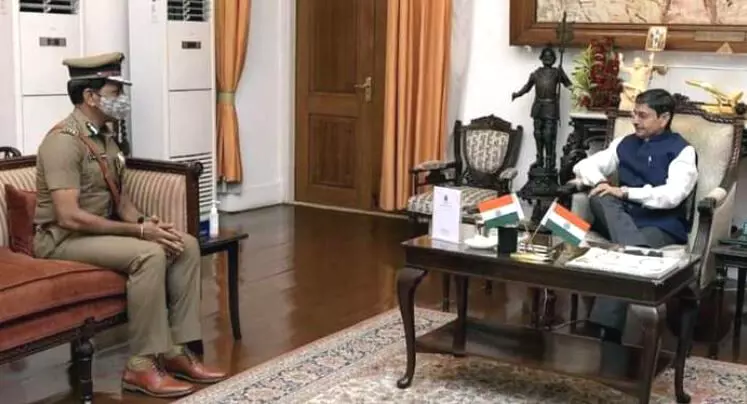 தி.மு.க வினர் மீது வழக்குகள் போடப்பட்டதா? டி.ஜி.பி யிடம் கேள்வி எழுப்பிய  ஆளுநர் ஆர்.என்.ரவி! | Governor RN Ravi Meets DGP Sailendra Babu !