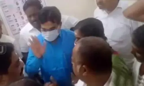 தோல்வி பயத்தில் திருப்பத்தூர் மாவட்டம் ஆலங்காயம் ஒன்றிய அலுவலகத்தில் தி.மு.க.வினர் அட்டூழியம்!