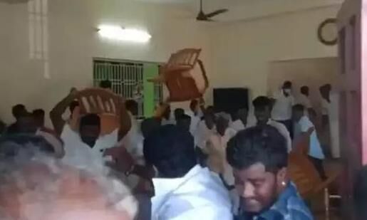 கார்த்திக் சிதம்பரம் முன்னிலையில்  காங்கிரஸ் கட்சியின்  கோஷ்டி பூசல் ! நார்காலிகள் பறந்தன !