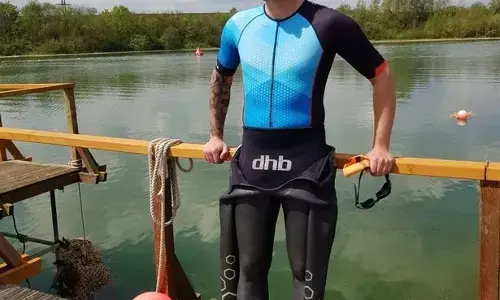 ரஷ்யா: உறை பனிக்குள் சிக்கிய நாயை மீட்கும் காட்சிகள் அடங்கிய வீடியோ !