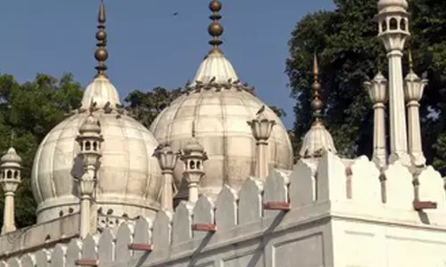 டெல்லி: மசூதியில் சாப்பாடு கொடுக்க சென்ற சிறுமியிடம் சில்மிஷம் செய்த மதகுரு! புரட்டி எடுத்த பொதுமக்கள்!