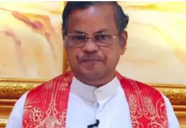 இந்து கடவுள், பிரதமர் மோடியை விமர்சனம் செய்த பாதிரியாருக்கு எதிரான வழக்கை ரத்து செய்ய வி.எச்.பி. எதிர்ப்பு!