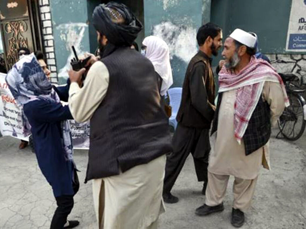 பள்ளி செல்ல சிறுமிகளுக்கு தடை! தட்டி கேட்டவர்கள் மீது தாலிபான்கள் துப்பாக்கி சூடு!