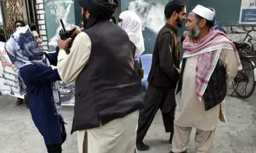 பள்ளி செல்ல சிறுமிகளுக்கு தடை! தட்டி கேட்டவர்கள் மீது தாலிபான்கள் துப்பாக்கி சூடு!