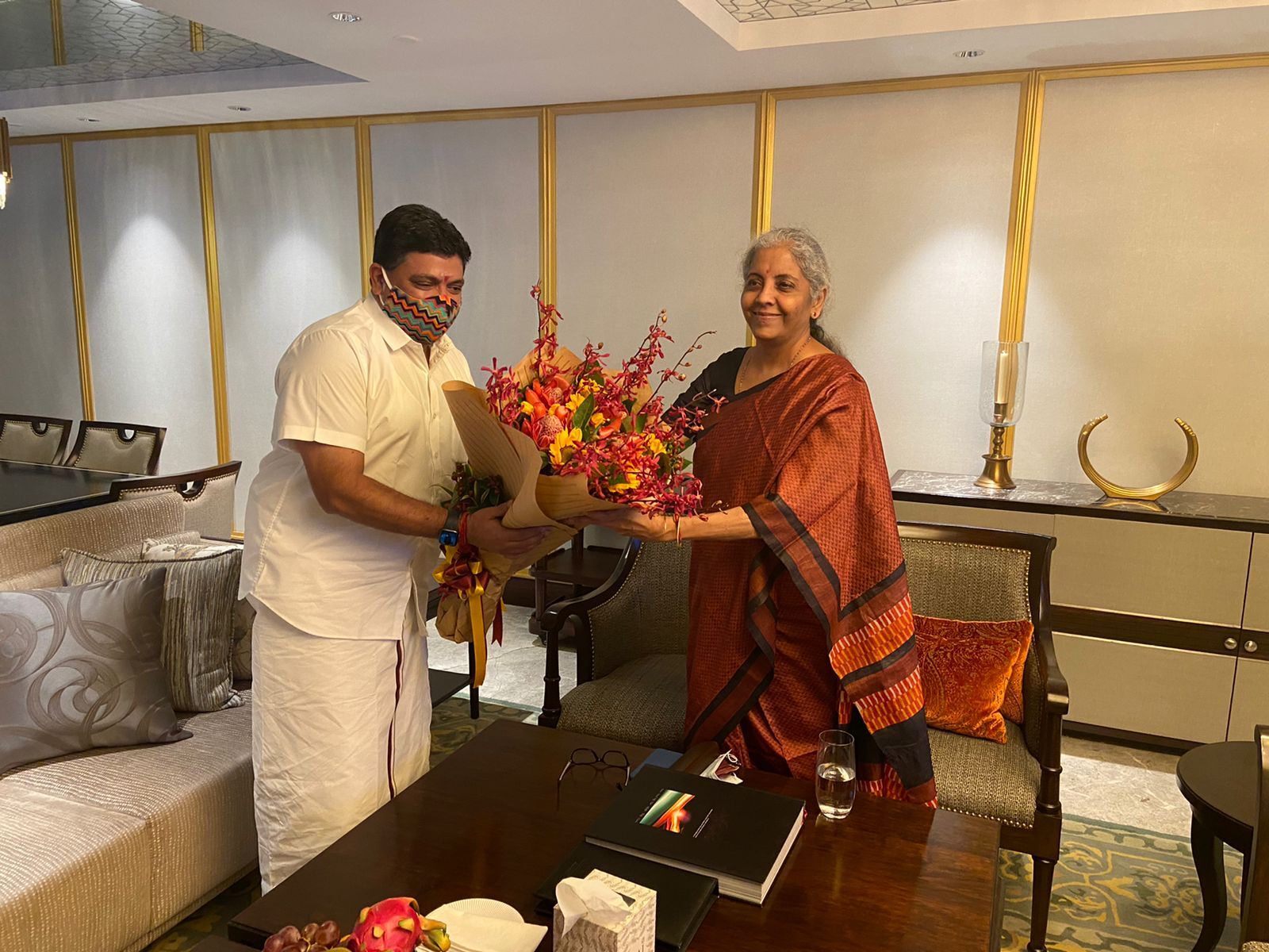 ஜி.எஸ்.டி. உறுப்பினர்! மத்திய நிதியமைச்சரிடம் பூங்கொத்து கொடுத்து நேரில் வாழ்த்து பெற்ற தியாகராஜன்!