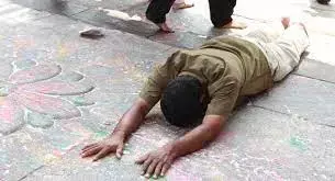 நம்மை விட வயதில் மூத்தவர்களின் காலில் விழுந்து ஆசி பெறுவது நம் தொன்று தொட்ட பாரம்பரியங்களுள் ஒன்று !