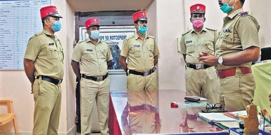 இடமாற்றம் செய்யப்பட்ட போலீசார் உடனடியாக பணிக்கு  திரும்ப டி.ஜி.பி. உத்தரவு!