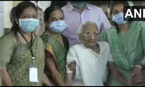 காந்திநகர் மாநகராட்சி தேர்தல் வாக்குப்பதிவு! பிரதமர் மோடியின் தாயார் வாக்களித்தார்!