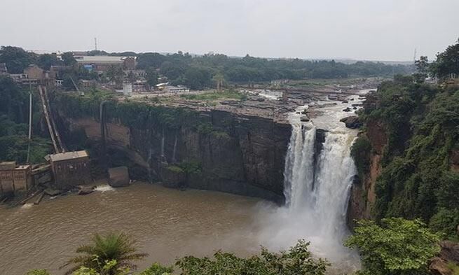 செல்பி ஆர்வம் : 140 அடி பள்ளத்தில் தவறி விழுந்தவர் 
என்ன ஆனார் தெரியுமா  ?