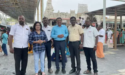 திருச்செந்தூர் கோவில் வளாகத்தில் காலில் செருப்புடன் விடுதலை சிறுத்தைகள் கட்சியினர் - இந்துமத வெறுப்பின்  உச்சம் !