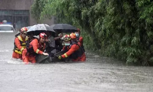 சீனாவில் கனமழையால் 16 ஆயிரம் பேர் பாதிப்படைந்து உள்ளனர் !  மக்களின் வாழ்க்கை பெரும் பாதிப்பு !