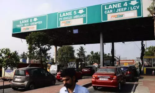 மத்திய அரசின் பாஸ்டேக் முறைக்கு கோடி புண்ணியம் : தமிழகத்தில் வெளிச்சத்துக்கு வந்தது டோல் கேட் கட்டண மோசடி..!