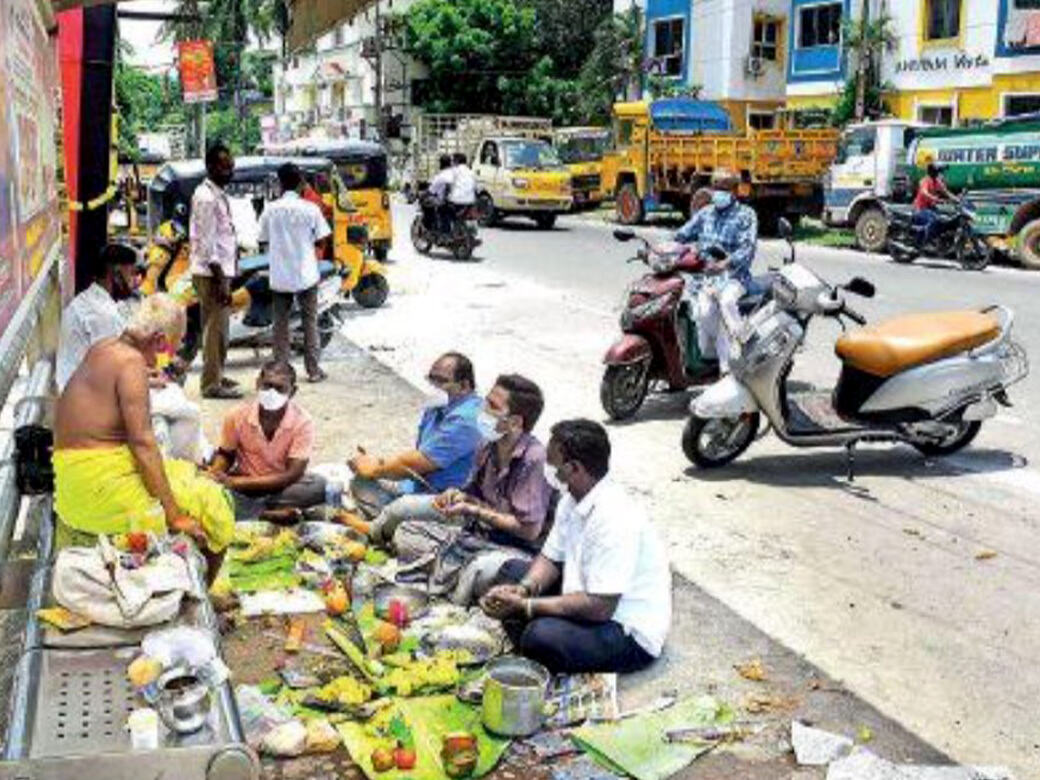 இந்துக்களுக்கு இப்படி ஒரு  நிலையா ? பேருந்து நிறுத்தத்தில் முன்னோர்களுக்கு தர்ப்பணம்: இந்துக்களை வாட்டி வதைக்கும் தி.மு.க. அரசு!