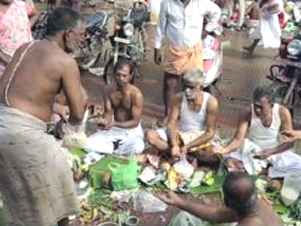 மஹாளய அமாவாசையை காவிரி ஆற்றில் முன்னோர்களுக்கு தர்ப்பணம் செய்தவர்களை விரட்டிய போலீசார்!