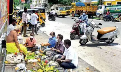 இந்துக்களுக்கு இப்படி ஒரு  நிலையா ? பேருந்து நிறுத்தத்தில் முன்னோர்களுக்கு தர்ப்பணம்: இந்துக்களை வாட்டி வதைக்கும் தி.மு.க. அரசு!