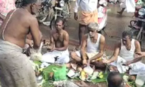 மஹாளய அமாவாசையை காவிரி ஆற்றில் முன்னோர்களுக்கு தர்ப்பணம் செய்தவர்களை விரட்டிய போலீசார்!