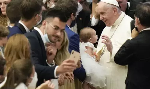 3.30 லட்சம் குழந்தைகளுக்கு பாலியல் கொடுமை கத்தோலிக்க சர்ச்களுக்கு அவமானம்: போப் பிரான்சிஸ்!