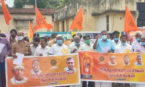 பழனியில் கோயில்களை திறக்க வலியுறுத்தி இந்து வியாபாரிகள் சங்கம் ஆர்ப்பாட்டம்!