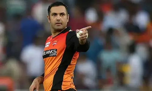 ஒரே இன்னிங்ஸ்: 5 கேட்ச்களை பிடித்த முதல் வீரர் முகமது நபி!