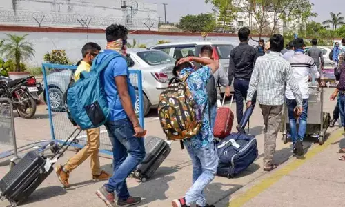 NRI தொழிலாளர்கள் கொரோனாவால் கடுமையாகப் பாதிக்கப்பட்டார்கள்: ஆய்வு தகவல் !