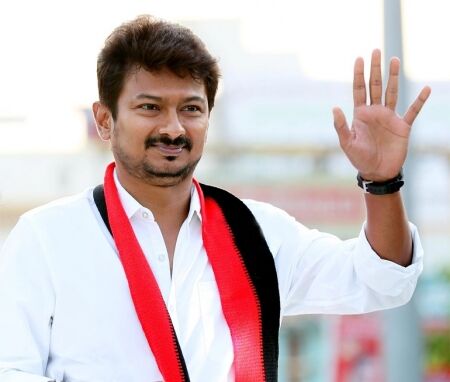 நகராட்சி கட்டடத்தில் 