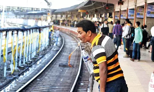 ரயில்நிலையங்களில் எச்சில் துப்புவதை தடுக்கும்  அசத்தலான திட்டம் !