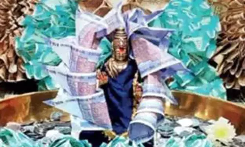 ஆந்திரா: தசராவுக்கு 5 கோடி மதிப்புள்ள ரூபாய் நோட்டுகளால் அலங்கரிக்கப்பட்ட கோயில்!