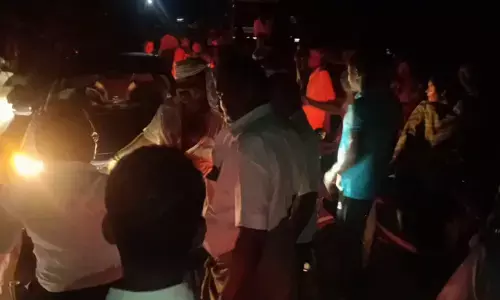 தொடர் மின் வெட்டு., விடியல் ஆட்சியால் வீதிக்கு வந்த கிராமம் !