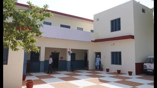 இந்திய பள்ளிகளில் படிக்கும் குழந்தைகளின் கல்வி செலவை ஏற்கும் NRI மக்கள் !