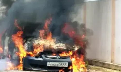 சாலையில் திடீரென பற்றி எரிந்த கார்: அதிர்ஷ்டவசமாக உயிர் தப்பிய தந்தை, மகள்!