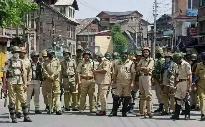 காஷ்மீரிகள் அல்லாத மக்கள் கொலை! காவல், இராணுவ பாதுகாப்புக்கு மாற்றப்படுவதாக வெளியாகும் பகீர் தகவல்! உண்மை நிலை என்ன?