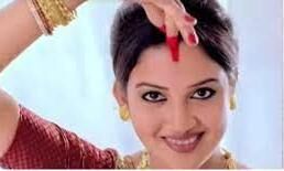 திருமணமான பெண்கள் நெற்றி வகிடில் குங்குமம் அணிவது ஏன் ?