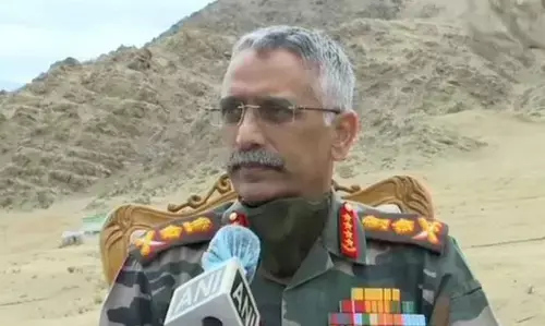 அப்பாவி மக்கள் மீது பயங்கரவாதிகள் தாக்குதல்: காஷ்மீர் விரையும் ராணுவ தளபதி நரவானே!