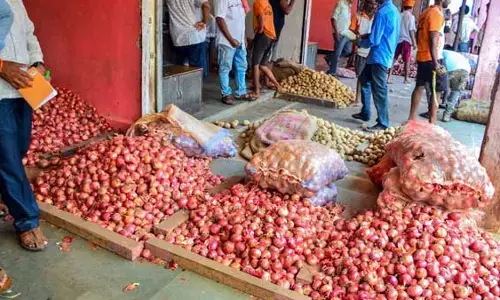 அத்தியாவசியப் பொருட்களின் விலை உயர்வு: அன்றாடம் உழைக்கும் மக்களை பாதிக்குமா?